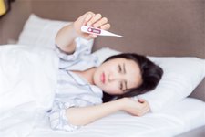 供卵试管婴儿取精后，为什么要等一个多月才能移植？